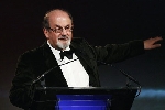 Salman Rushdie viết về những ngày chịu án tử hình